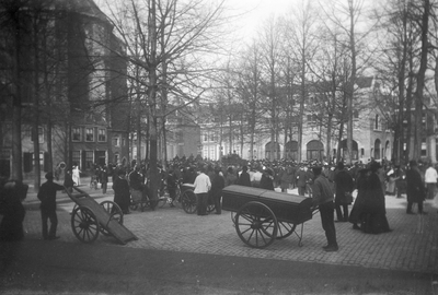 832185 Afbeelding van de belangstellenden voor de begrafenisstoet van Nicolaas Beets op het Janskerkhof te Utrecht.